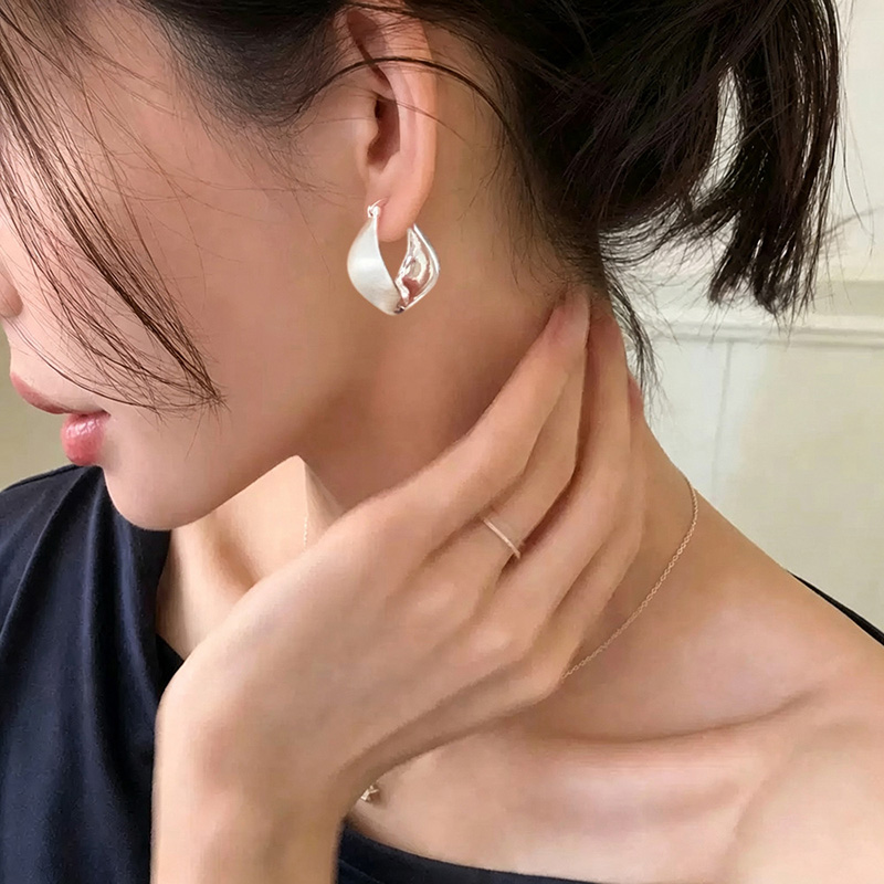 Srebrne kolczyki w kształcie l – Women Accessories Drawing recenzja i cena